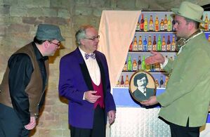 Präsident Clemens Winter (Richard Anderson, rechts) übernimmt das Kommando. Rudi Lauer und Boretti (v. l.) willigen unte